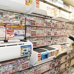 省エネ性能の向上が著しいエアコン。家計にも環境にも優しい製品がそろう＝神戸市中央区、ジョーシン三宮１ばん館