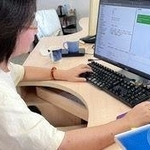 神戸国際医療交流財団などが開発したシステムを利用する外国人（同財団提供）
