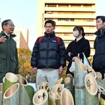 阪神・淡路大震災から２９年の追悼会場で、学生と話す村田昌彦さん（左）＝１月１７日、神戸市中央区加納町６、東遊園地（撮影・中西幸大）