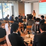 勉強会で意見発表する参加者ら＝神戸市中央区加納町４