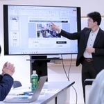 辰鼓楼の時計に関する情報サイトについて説明する兵庫県立大学の井関崇博教授＝いずれも豊岡市出石町内町