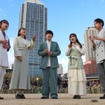 「満月の夕」を歌い上げる「うたかるた」のメンバー＝１月１７日、神戸市中央区加納町６、東遊園地（撮影・笠原次郎）