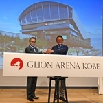 新名称「ジーライオンアリーナ神戸」を発表する神戸ストークスの渋谷順社長（右）と菊地秀武ジーライオングループ社長＝８日午後、神戸市中央区新港町（撮影・三津山朋彦）