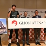 新名称「ジーライオンアリーナ神戸」を発表する神戸ストークスの渋谷順社長（右から２人目）と菊地秀武ジーライオングループ社長（同３人目）ら＝８日午後、神戸市中央区新港町（撮影・三津山朋彦）