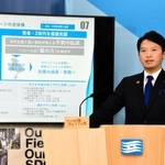 兵庫県の２０２４年度当初予算案について説明する斎藤元彦知事＝兵庫県庁