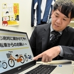 動画を紹介する仲正志警部補＝兵庫県警