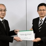 小谷通泰神戸大名誉教授（左）から報告書を受け取る今西正男神戸市副市長＝同市中央区磯辺通２、三宮コンベンションセンター