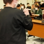 弁論後の報告集会で「国はおかしい。私たちことを理解していない」と手話で訴える原告女性＝９日午後、神戸市中央区橘通３、あすてっぷＫＯＢＥ