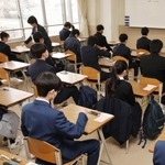 教室で試験の開始を待つ受験生＝１０日午前、神戸市須磨区宝田町２、滝川高校（撮影・長嶺麻子）