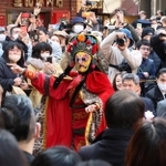 中国の旧正月を祝う「春節祭」が神戸の南京町で始まった。顔に付けた面が一瞬で変わる伝統芸能「変瞼（へんれん）」が披露され、大勢の人が楽しんだ＝１０日午前、神戸市中央区元町通１（撮影・笠原次郎）
