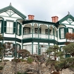 特別公開が始まった異人館「シュウエケ邸」＝神戸市中央区山本通３