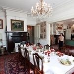 特別公開が始まったシュウエケ邸。和洋の調度品が多数飾られている＝神戸市中央区山本通３