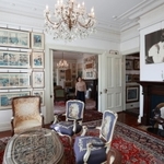 特別公開が始まったシュウエケ邸。和洋の調度品が多数飾られている＝神戸市中央区山本通３