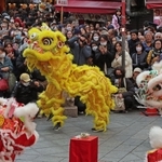 広場を駆け回り、祭りを盛り上げた神戸中華同文学校舞獅隊の獅子舞＝１０日午後、神戸市中央区元町通１、南京町（撮影・笠原次郎）