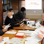 能登半島地震で被災したミャンマー人技能実習生らの状況を説明する「ミャンマー関西」のメンバーら＝神戸市長田区久保町３