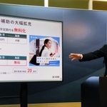 神戸市内の高校への通学定期代無償化について説明する久元喜造市長＝同市役所