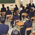 試験開始を待つ受験生たち＝１５日午前、神戸市東灘区御影石町、御影高校（撮影・笠原次郎）