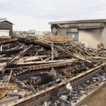 民家が全焼した事件の現場。建物のがれきが残されている＝２月、兵庫県稲美町岡
