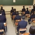 試験開始を待つ受験生たち＝１５日午前、神戸市東灘区御影石町４、御影高校（撮影・笠原次郎）
