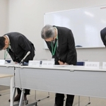乗務員の運賃着服について謝罪する伊丹市交通局幹部＝伊丹市広畑３