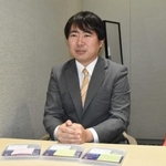 多言語で呼びかける映像を発案したサンテレビニュースキャスターの藤岡勇貴さん＝神戸市中央区東川崎町１