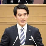 ２０２４年度の施政方針について説明する高島崚輔市長＝芦屋市精道町、市議会議場