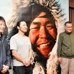 植村直己さんの写真の前に立つ（左から）大西良治さん、田中彰さん、山田高司さん、高野秀行さん＝東京都千代田区