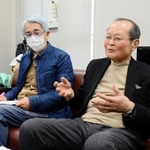 田村克也市長のリコールに向け会見する室谷啓一代表（右）＝三田市役所