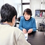 肺がんの男性から事情を聴く被害者支援団体の古川和子さん。阪神・淡路大震災後の屋根のふき替え作業で石綿を吸い込んだ可能性が浮上した＝堺市