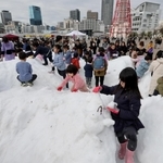 兵庫県北部の香美町から運び込まれた雪で遊ぶ子どもたち＝１７日午前、神戸市中央区波止場町（撮影・長嶺麻子）