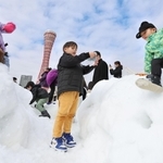 兵庫県北部の香美町から運び込まれた雪で遊ぶ子どもたち＝１７日午前、神戸市中央区波止場町２（撮影・長嶺麻子）