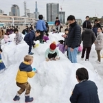 兵庫県北部の香美町から運び込まれた雪で遊ぶ子どもたち＝１７日午前、神戸市中央区波止場町（撮影・長嶺麻子）