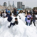 兵庫県北部の香美町から運び込まれた雪で遊ぶ子どもたち＝１７日午前、神戸市中央区波止場町（撮影・長嶺麻子）