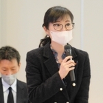 神戸市内の施設を訪れ、職員らと懇談する加藤鮎子こども政策担当相＝１７日午後、神戸市中央区中山手通７