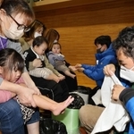 足湯を提供する神戸大の学生ボランティア（右）。被災した住民に喜ばれた＝１月、石川県七尾市（撮影・笠原次郎）