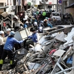 津波で多くの建物が壊れ、大量のがれきが発生した石巻市の市街地。ボランティアが片付けに奮闘した＝２０１１年４月１０日、宮城県石巻市立町