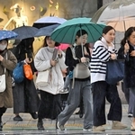 傘を差して歩く人たち＝１９日午後、神戸市中央区（撮影・斎藤雅志））