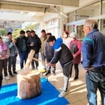 兵庫県佐用町久崎の廃校舎を活用した日本語学校で、地域住民と餅つきを楽しむ留学生ら（佐用日本語学校提供）