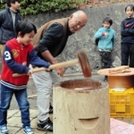 森で作ったまきを使ってもち米を蒸した餅つきイベント。近隣の親子らが参加した＝神戸市灘区大月台