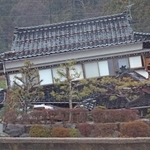 地震によって１階部分が押しつぶされた民家。倒壊をまぬがれても危険と判定された家屋は多い＝１月、石川県穴水町（撮影・笠原次郎）