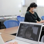 兵庫県明石市のＮＰＯ法人などによる、ひきこもり支援の交流会の様子。オンラインでのひきこもり支援は各地で注目されている