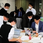 事件報道には多くの記者が協力して取り組んだ＝甲府市、山梨日日新聞社
