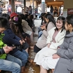 ２月らしい気温に戻った３連休初日、分厚い上着を着込んだ観光客らで賑わう足湯＝２３日午後、神戸市北区有馬町（撮影・長嶺麻子）