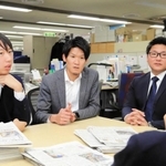 山梨日日新聞社で事件取材を担当する（左から）秋田大揮記者、宮川祐人記者、松本飛勇馬記者＝甲府市