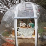 ドームの中でこたつに入り、ランチを楽しむ観光客ら＝２５日午後、神戸市灘区六甲山町、ＲＯＫＫＯ森の音ミュージアム
