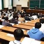 国公立大２次試験が始まった神戸大の会場＝２５日午前、神戸市灘区六甲台町（撮影・鈴木雅之）