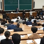国公立大２次試験が始まった神戸大の会場＝２５日午前、神戸市灘区六甲台町（撮影・鈴木雅之）
