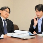 意見が分かれた特定少年の報道について振り返る、山梨日日新聞社の中山純・元報道部長（左）と樋川義樹・事件担当デスク＝甲府市