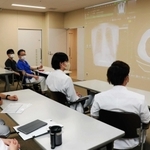 毎週開かれる「息切れ外来」の症例検討会。四つの診療科の医師が意見を出し合う＝姫路市神屋町３、兵庫県立はりま姫路総合医療センター