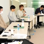 自分たちの活動について意見交換する神戸大の学生ら＝神戸市中央区脇浜海岸通１